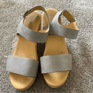 Nisolo all day open toe clog sandals in size 6.5 sky grey